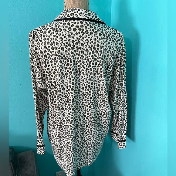 EUC Victoria’s Secret Leopard Print 2 piece Pajama Se - Picture 9 of 10